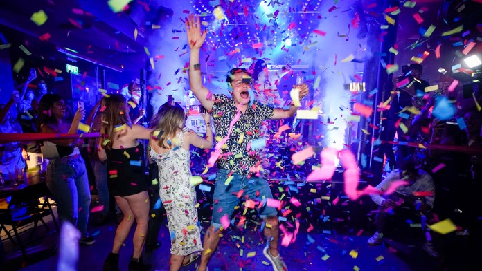 Mladí Briti oslavovali uvoľnenie opatrení v Anglicku