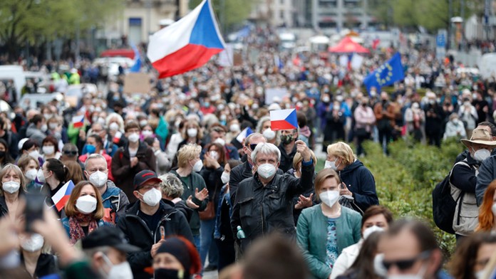 Demonštranti protestujú v Prahe.