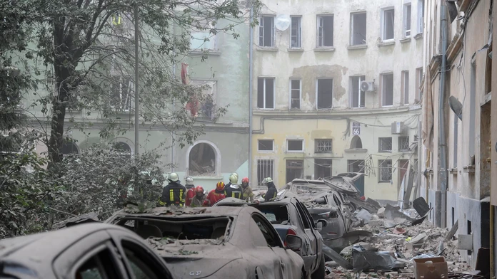 Zničená bytovka po raketovom útoku Rusov v meste Ľvov.