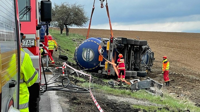 Prevrátený kamión.