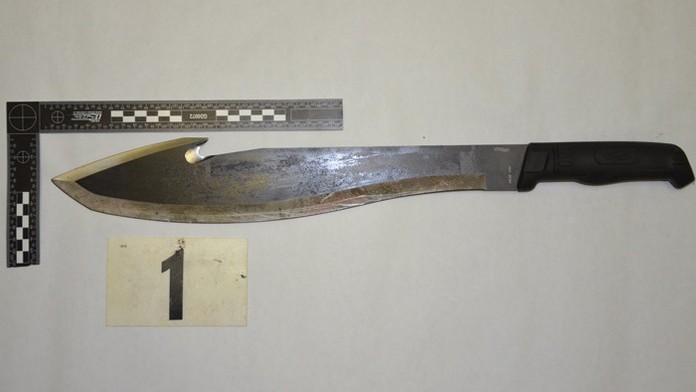 Mladík zaútočil na ženu mačetou.