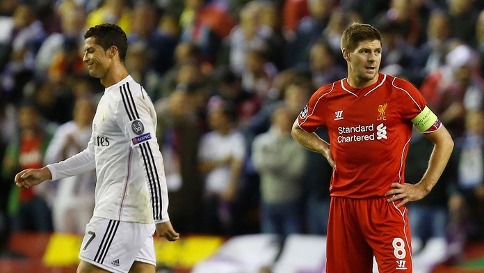 Hráč Realu Cristiano Ronaldo a kapitán Liverpoolu  Steven Gerrard počas zápasu.