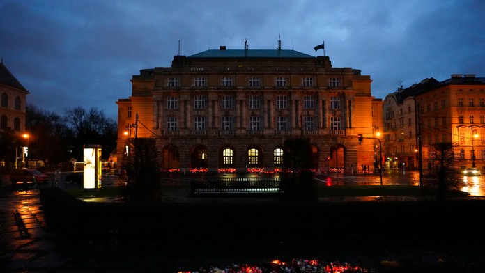 Skúšky na filozofickej fakulte v Prahe budú po streľbe dobrovoľné