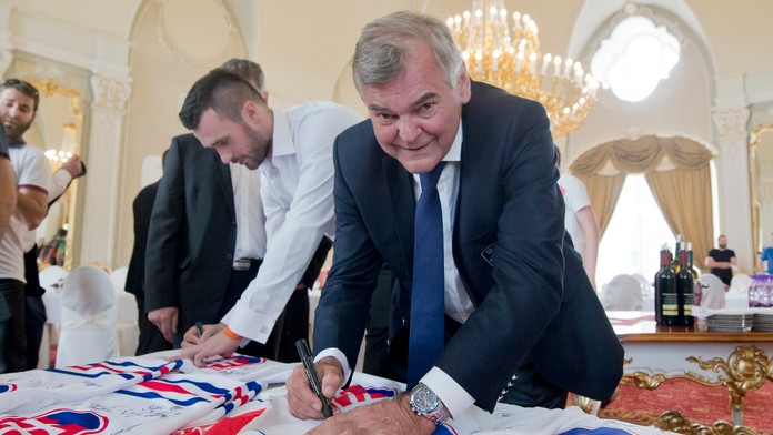 Na snímke tréner Vladimír Vůjtek a vľavo útočník Marek Viedenský podpisujú reprezentačné dresy.
