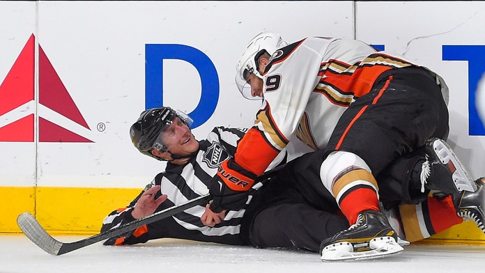 Patrick Maroon z Anaheimu Ducks pristál počas prípravného zápasu s LA Kings na rozhodcovi Bradovi Watsonovi.