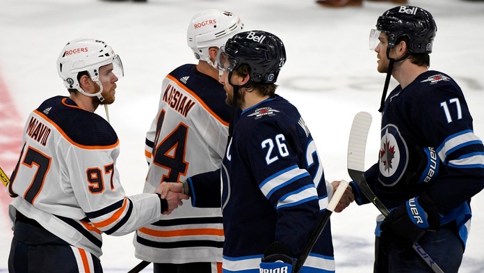 Blake Wheeler (Winnipeg) prijíma gratuláciu k postupu od Connora McDavida (Edmonton)..jpg