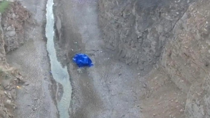 Autobus sa v Číne zrútil do rokliny