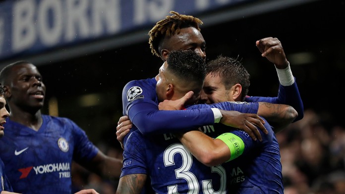 Rodrigo z Valencie dáva gól v LM na pôde Ajaxu Amsterdam.