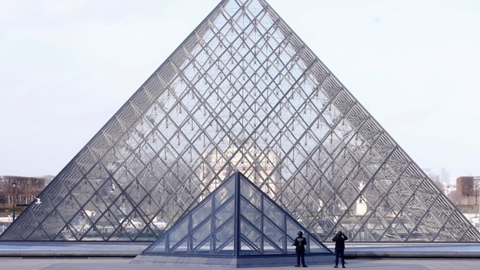 Útočník s nožom sa snažil dostať do múzea v parížskom Louvri.
