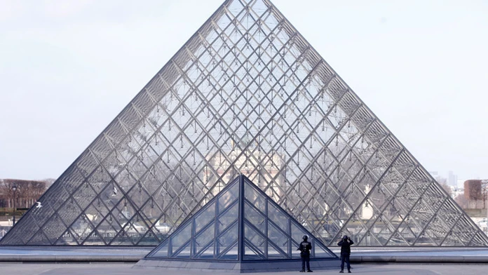 Útočník s nožom sa snažil dostať do múzea v parížskom Louvri.