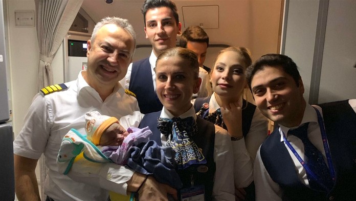 Žene asistovali letušky.