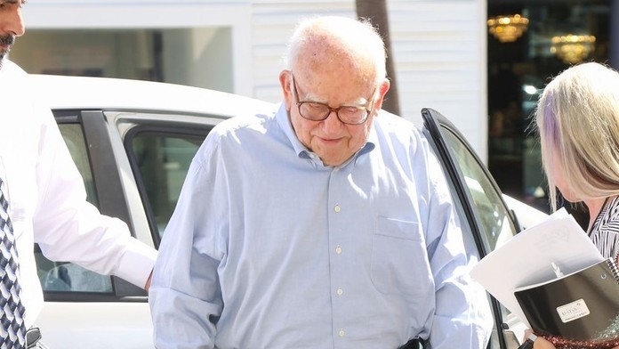 Ed Asner na snímke.