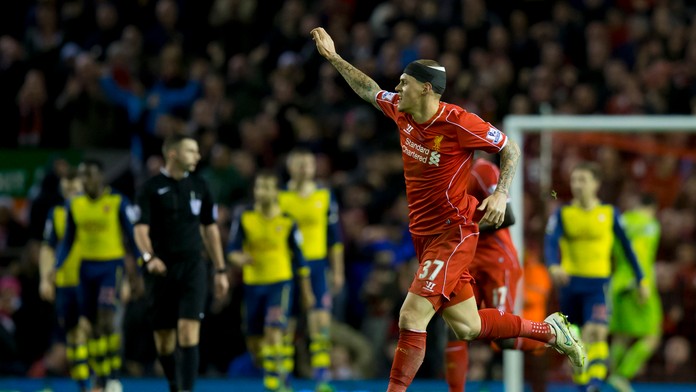 Martin Škrtel sa s obviazanou hlavou teší po strelení vyrovnávajúceho gólu na 2:2