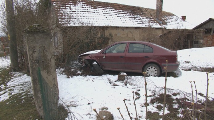Auto pristálo vo dvore.