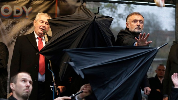 Demonštranti hádzali na hlavu štátu ČR sendviče, vajíčka a paradajky na protest proti jeho nedávnym výrokom.