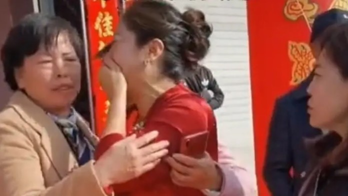 Dojatá nevesta (v strede).