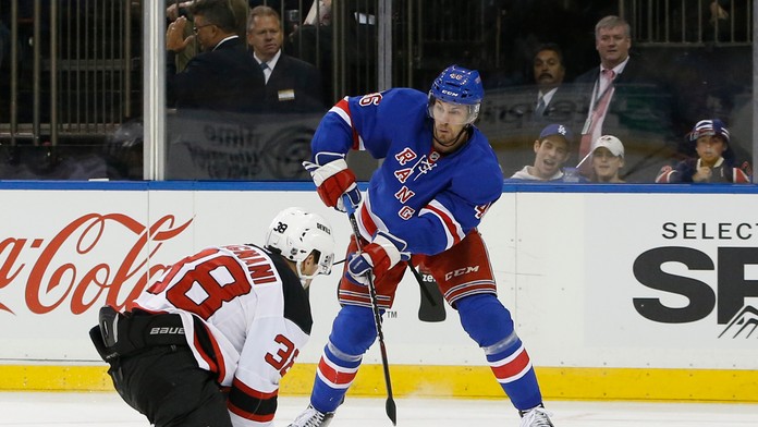 Marc-Andre Gragnani z New Jersey Devils a ľavé krídlo New Yorku Rangers Marek Hrivík