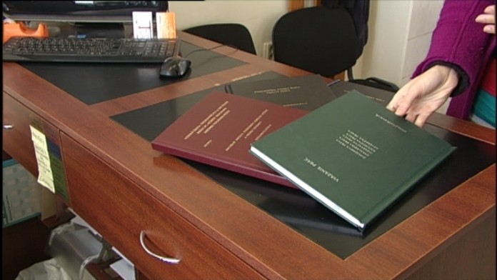 Obchod so záverečnými prácami pokračuje