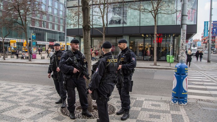 Česko zaviedlo preventívne opatrenia. Policajti s dlhými zbraňami budú v teréne až do nového roka
