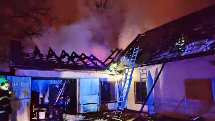 Vytiahli ich z horiaceho domu. Policajti riskovali vlastné životy, aby zachránili babku s vnukom