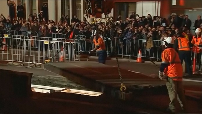 Austrálsky „performance" umelec sa nechal zaživa pochovať pod rušnou cestou v Hobarte.