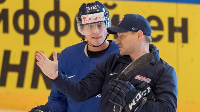 Asistent trénera Vladimír Országh a vľavo slovenský hokejový reprezentant Dávid Bondra počas tréningu..jpg