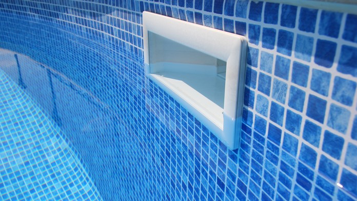 Potrubie, ktoré malo hotelový bazén plniť vodou, ju začalo nasávať. Osemročné dievčatko nemalo šancu prežiť