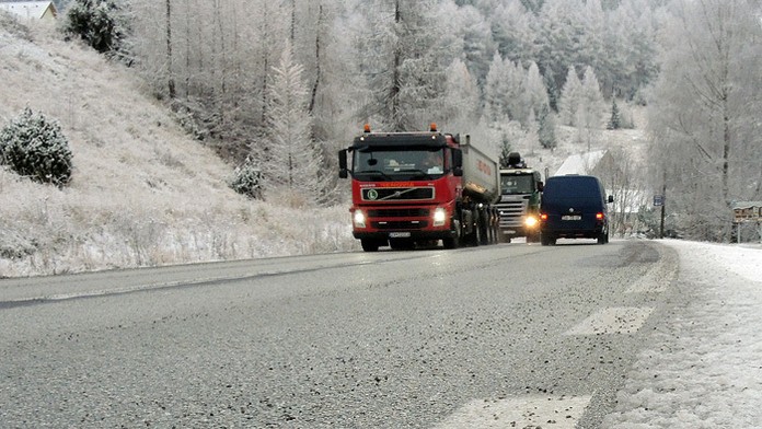 Situácia v obci Donovaly po slabom nočnom snežení.