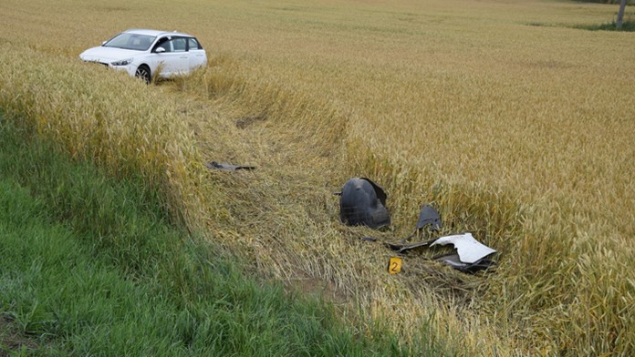 Nehoda v poli za obcou Hozelec.
