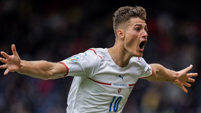 Český futbalista Patrik Schick sa teší zo svojho druhého gólu.