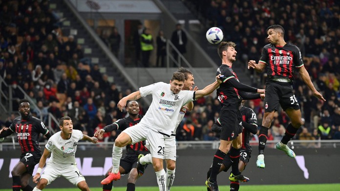 Neapol zdolal Atalantu a zvýšil náskok. Giroud v závere rozhodol i dostal červenú kartu