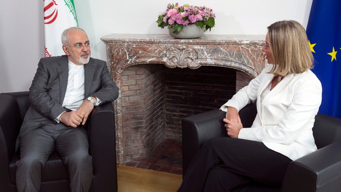 Na snímke zľava šéfka zahraničnej politiky Európskej únie Federica Mogheriniová a iránsky minister zahraničných vecí Mohammad Dž