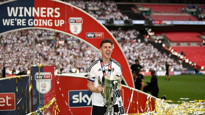 Tom Cairney z Fulhamu sa teší z postupu do Premier League.