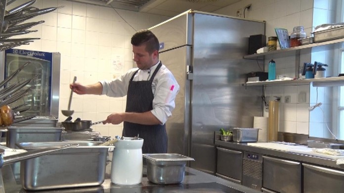 Šéfkuchár v špičkovom podniku zarobí aj 2-tisíc eur.