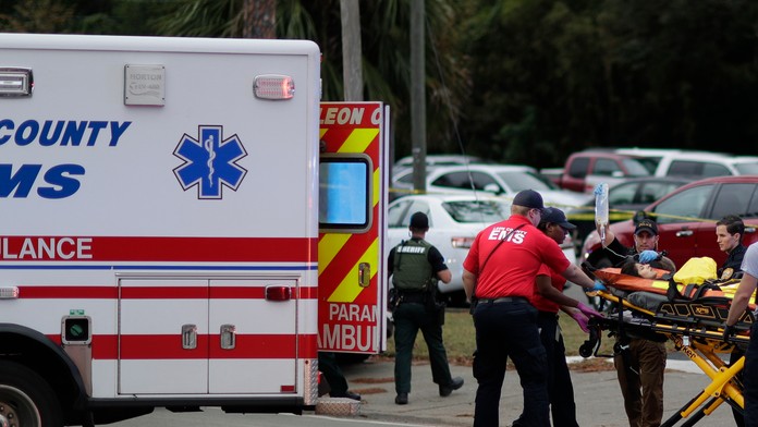 Záchranári odnášajú zraneného po streľbe v Tallahassee.