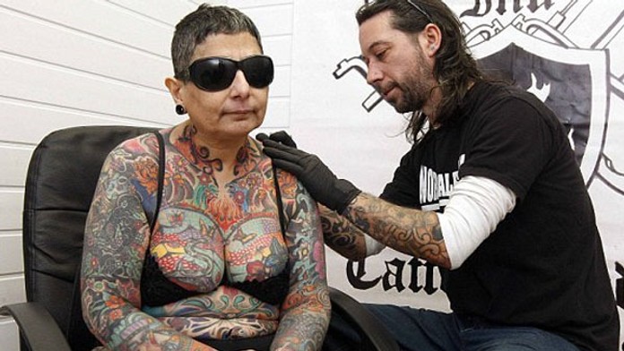 Žena strávila 416 hodín v tetovacom štúdiu