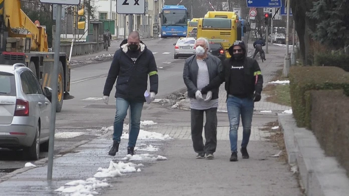 Lekár si na policajnú eskortu už pomaly zvyká.