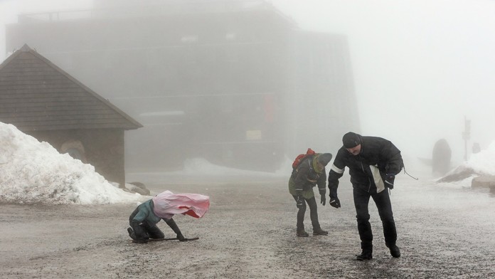 Najvyšší stupeň výstrahy platí v štyroch okresoch. Vrcholky hôr môže zasiahnuť orkán s rýchlosťou 180 km/h