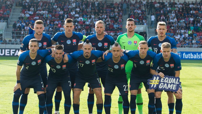 Tímová fotografia slovenskej futbalovej reprezentácie pred zápasom s Českom.
