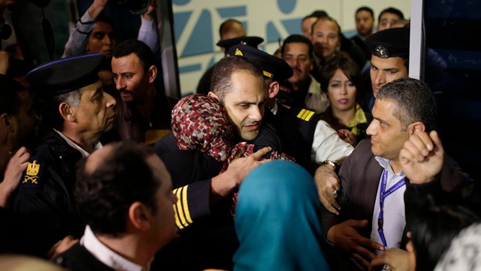 Lietadlo typu Airbus A320 s 56 pasažiermi sa stalo terčom únosu počas vnútroštátneho letu z Alexandrie do Káhiry. 