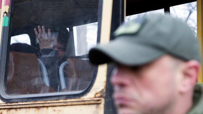 Žena si utiera slzy v autubuse počas odchodu z ukrajinského mesta Debaľceve.