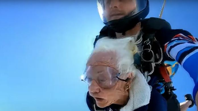 Na túto oslavu nezabudne. Veteránka z druhej svetovej vojny na sté narodeniny zoskočila padákom