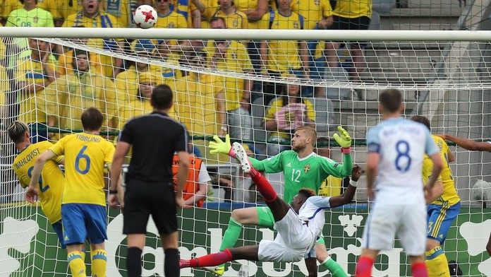Angličan Tammy Abraham a jeho akrobatické zakončenie.