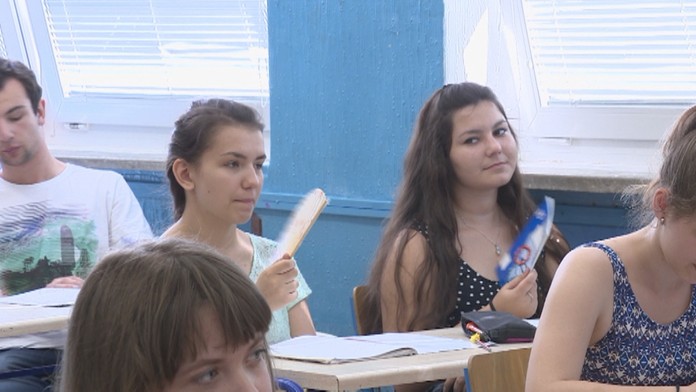 Školákom bolo v triede teplo. 