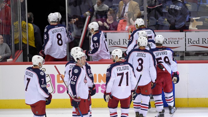 Hráči Columbusu odchádzajú z ľadu po prehre s Washingtonom.