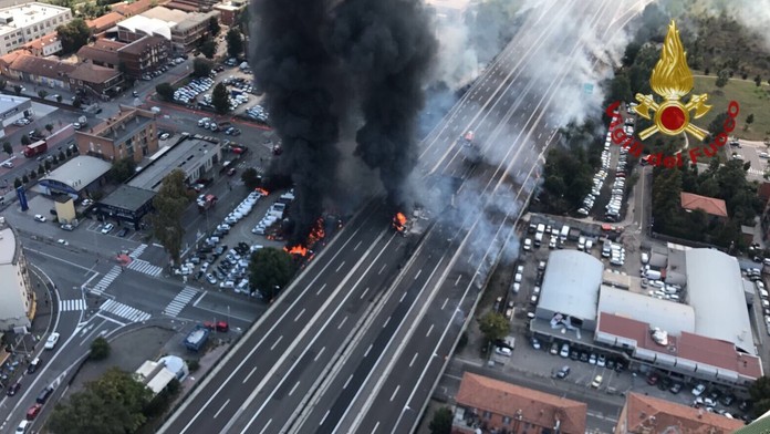 Na snímke pohľad z helikoptéry na výbuch na diaľnici 6. augusta 2018 v talianskej Bologni.