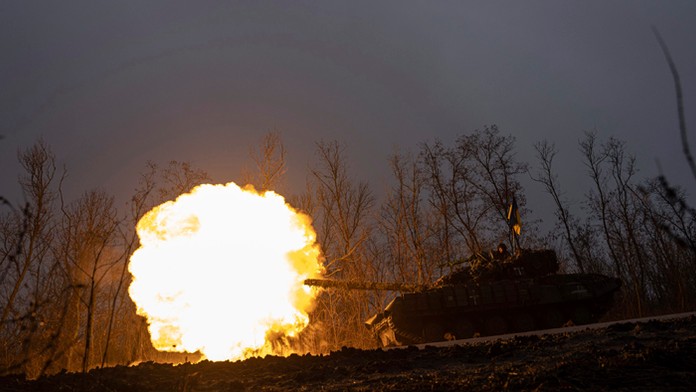 Ukrajinský tank strieľa smerom k ruským pozíciám v Bachmute.