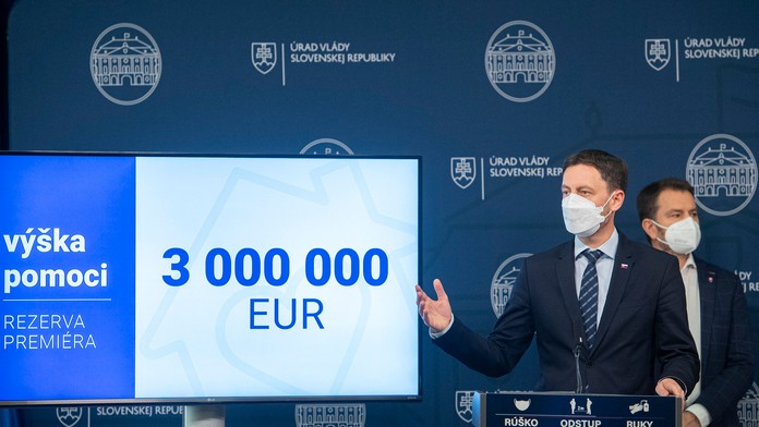 Premiér Eduard Heger, v pozadí minister financií Igor Matovič.