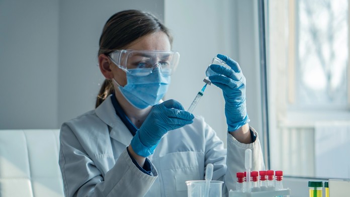 Európa hlási prvý prípad nebezpečného vírusu u človeka. Skončil v nemocnici