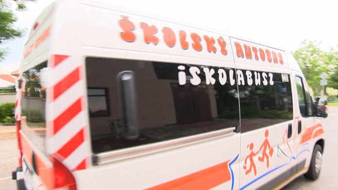 Štátny školský autobus voziaci deti do školy v Rusovciach